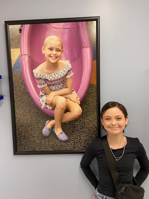 Une image qui montre Léa enfant et Léa adolescente, toujours souriante et pleine de vie, malgré ses défis.